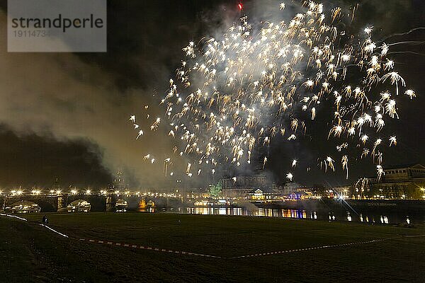 Weltrekordversuch am 26. November. Punkt 19.30 Uhr wurde am Elbufer die größte pyrotechnische Einzelbatterie gezündet  mit 2200 Einzel-Böllern!