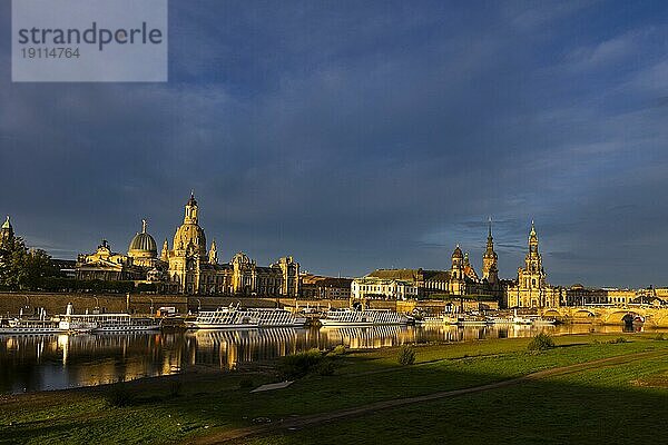 Altstadtsilhouette Dresdens an der Elbe im Morgenlicht