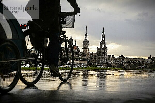 Elberadweg im Regen vor der Silhouette der Altstadt