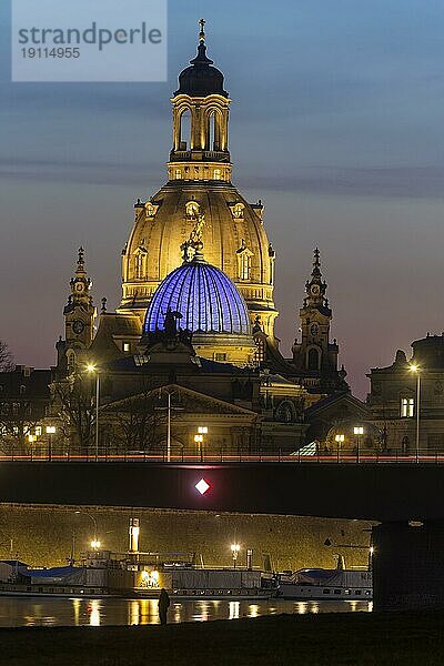 Die Frauenkirche mit der Glaskuppel über dem Oktogon der Kunstakademie  diese ist aus Protest gegen den Ukraine Krieg  blau beleuchtet