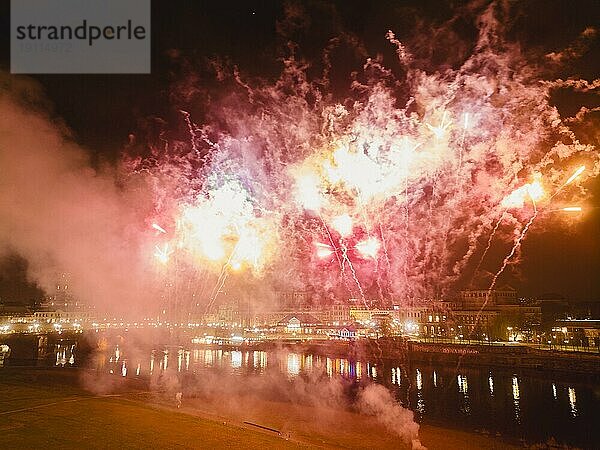 Weltrekordversuch am 26. November. Punkt 19.30 Uhr wurde am Elbufer die größte pyrotechnische Einzelbatterie gezündet  mit 2200 Einzel-Böllern!