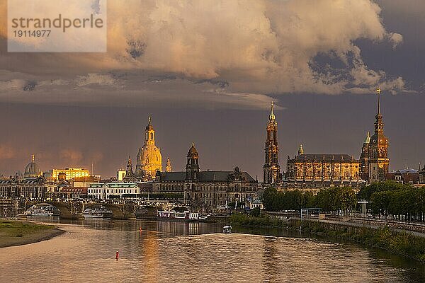 Altstadtsilhouette Dresdens an der Elbe mit Unwetterwolken