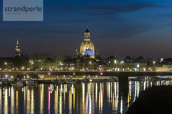 Die Frauenkirche mit der Glaskuppel über dem Oktogon der Kunstakademie  diese ist aus Protest gegen den Ukraine Krieg  blau beleuchtet