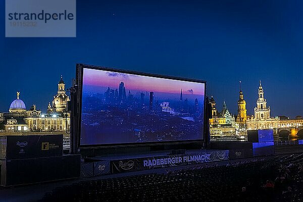 Die Filmnächte am Elbufer sind Deutschlands größtes Freilichtkino-Festival. Sie finden seit 1991 alljährlich im Sommer am Neustädter Elbufer in Dresden statt und zogen in den letzten Jahren jeweils über 200.000 Zuschauer an. 2021 starten die Filmnächte mit der Radeberger Fimnacht und 60 Years of Bond: Keine Zeit zu sterben