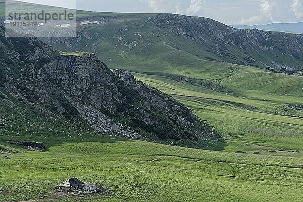 Ausblick vom Papusa Peak auf die Berge des Fagaras Gebirge  auch Fogarascher Gebirge  s in den südlichen Karpaten. Transalpina Hochstrasse  Valcea  Rumänien  Südosteuropa  Europa