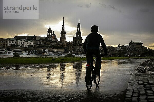 Elberadweg im Regen vor der Silhouette der Altstadt