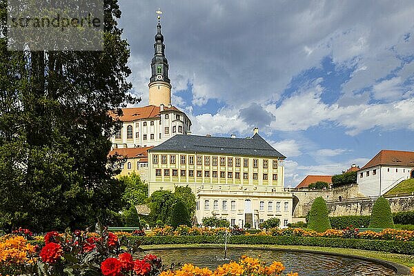 Schloss Weesenstein erhebt sich auf einem Felsvorsprung aus Knotenglimmerschiefer mit Quarziteinlagerungen über dem Tal der Müglitz etwa 3 km südlich von Dohna im Ortsteil Weesenstein der Gemeinde Müglitztal. Es diente über Jahrhunderte als Wohnsitz lokaler Adelsgeschlechter  aber auch des Fürstenhauses der Wettiner