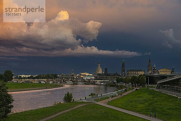 Altstadtsilhouette Dresdens an der Elbe mit Unwetterwolken