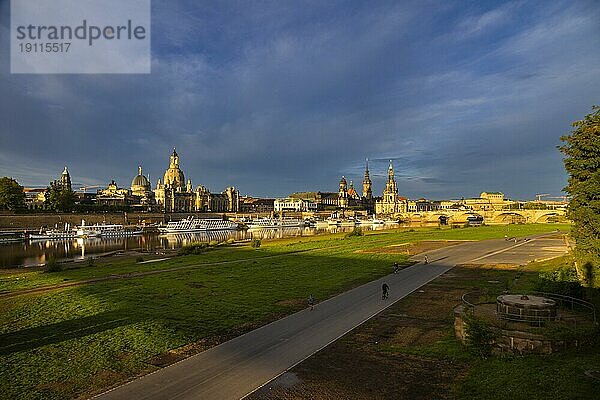 Altstadtsilhouette Dresdens an der Elbe im Morgenlicht