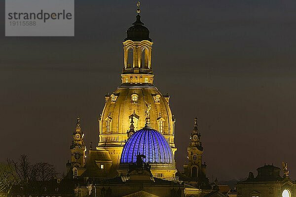 Die Frauenkirche mit der Glaskuppel über dem Oktogon der Kunstakademie  diese ist aus Protest gegen den Ukraine Krieg  blau beleuchtet