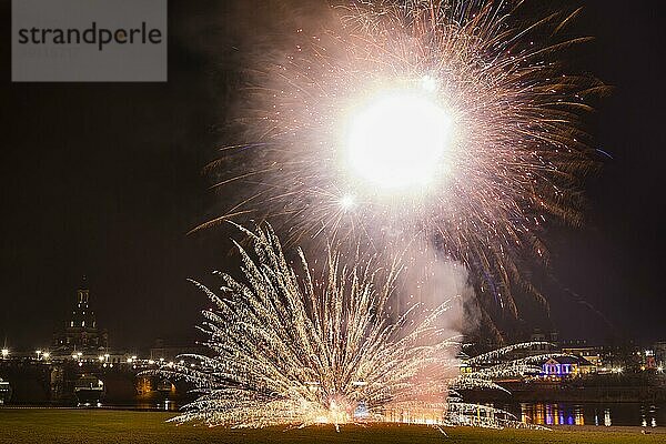 Weltrekordversuch am 26. November. Punkt 19.30 Uhr wurde am Elbufer die größte pyrotechnische Einzelbatterie gezündet  mit 2200 Einzel-Böllern!