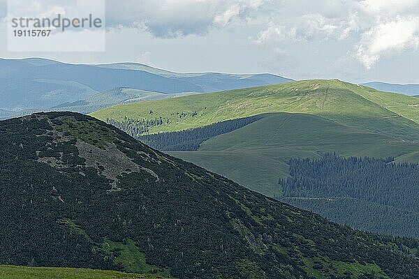 Ausblick vom Papusa Peak auf die Berge des Fagaras Gebirge  auch Fogarascher Gebirge  s in den südlichen Karpaten. Transalpina Hochstrasse  Valcea  Rumänien  Südosteuropa  Europa