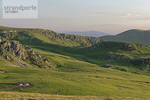 Ausblick vom Papusa Peak auf die Berge des Fagaras Gebirge  auch Fogarascher Gebirge  in den südlichen Karpaten. Transalpina Hochstrasse  Valcea  Rumänien  Südosteuropa  Europa