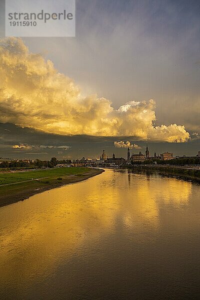 Altstadtsilhouette Dresdens an der Elbe mit Unwetterwolken