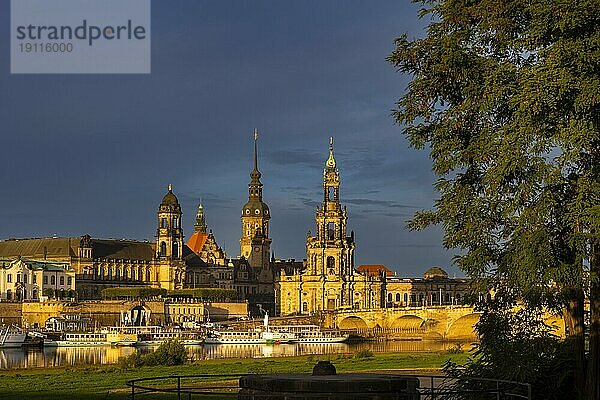 Altstadtsilhouette Dresdens an der Elbe im Morgenlicht