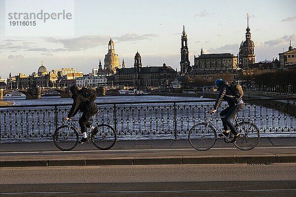 Radfahrer auf der Marienbrücke im Abendlicht