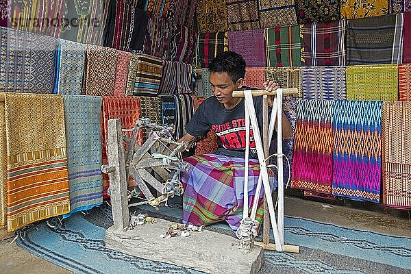 Indonesische Weberin beim Weben traditioneller Songket Stoffe auf einem primitiven Holzwebstuhl im Sasak Dorf Sade auf der Insel Lombok  Indonesien  Asien