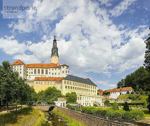 Schloss Weesenstein erhebt sich auf einem Felsvorsprung aus Knotenglimmerschiefer mit Quarziteinlagerungen über dem Tal der Müglitz etwa 3 km südlich von Dohna im Ortsteil Weesenstein der Gemeinde Müglitztal. Es diente über Jahrhunderte als Wohnsitz lokaler Adelsgeschlechter  aber auch des Fürstenhauses der Wettiner