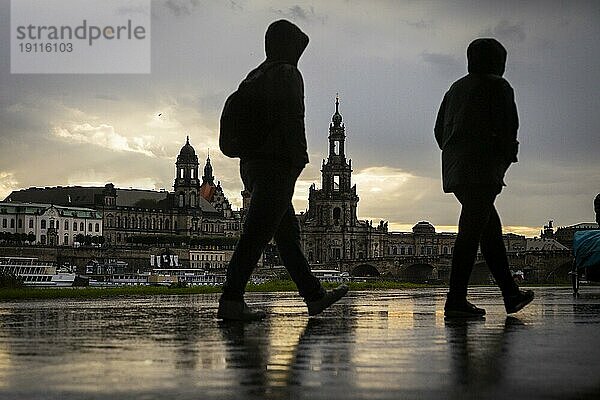 Elberadweg im Regen vor der Silhouette der Altstadt