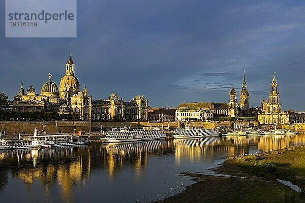 Altstadtsilhouette Dresdens an der Elbe im Morgenlicht