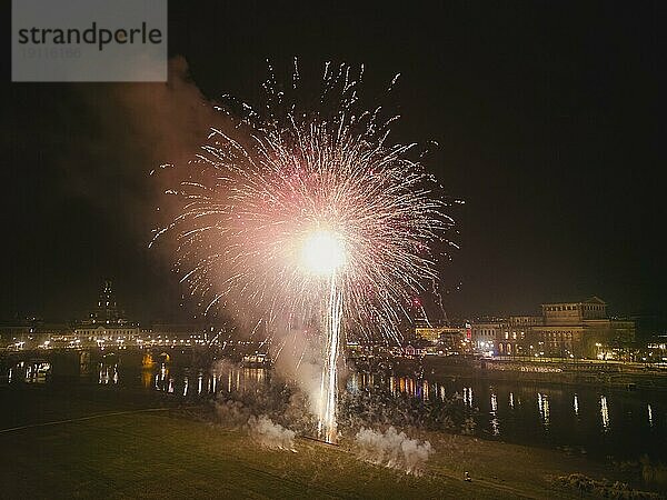 Weltrekordversuch am 26. November. Punkt 19.30 Uhr wurde am Elbufer die größte pyrotechnische Einzelbatterie gezündet  mit 2200 Einzel-Böllern!