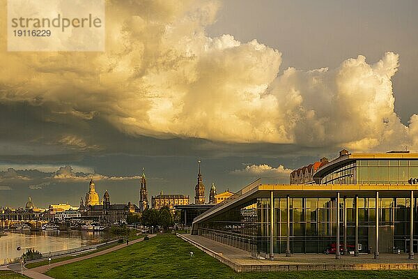 Altstadtsilhouette Dresdens an der Elbe mit Unwetterwolken