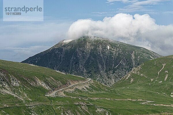 Ausblick vom Papusa Peak auf die Berge des Fagaras Gebirge  auch Fogarascher Gebirge  in den südlichen Karpaten. Transalpina Hochstrasse  Valcea  Rumänien  Südosteuropa  Europa