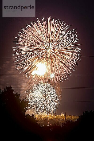 Abschlussfeuerwerk der Bergstadtfestes an der Reichen Zeche über den Türmen von Freiberg