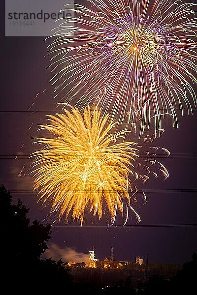 Abschlussfeuerwerk der Bergstadtfestes an der Reichen Zeche über den Türmen von Freiberg