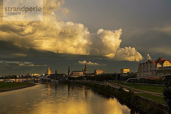 Altstadtsilhouette Dresdens an der Elbe mit Unwetterwolken