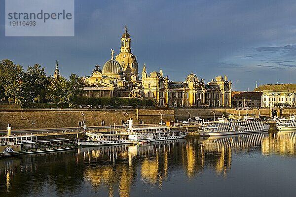 Altstadtsilhouette Dresdens an der Elbe im Morgenlicht