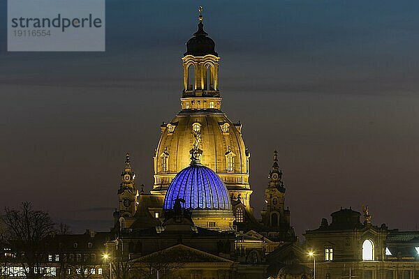 Die Frauenkirche mit der Glaskuppel über dem Oktogon der Kunstakademie  diese ist aus Protest gegen den Ukraine Krieg  blau beleuchtet