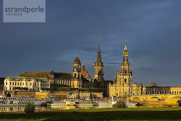 Altstadtsilhouette Dresdens an der Elbe im Morgenlicht