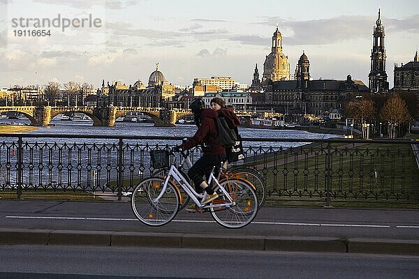 Radfahrer auf der Marienbrücke im Abendlicht