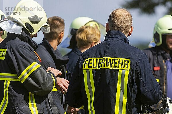 Bei kontrollierten Feldbränden konnten die Feuerwehrleute verschiedenen Löschmethoden  von der Klatsche bis zum Strahlrohr austesten