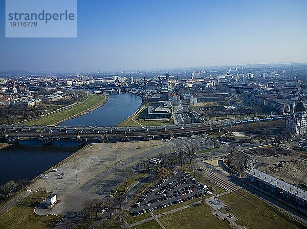 Festplatz an der Marienbrücke mit Blick auf die Dresdner Altstadt