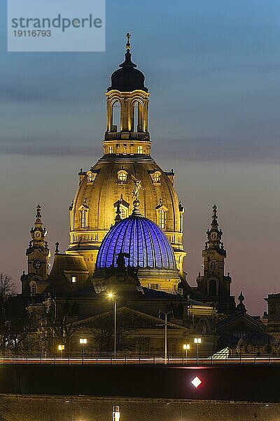 Die Frauenkirche mit der Glaskuppel über dem Oktogon der Kunstakademie  diese ist aus Protest gegen den Ukraine Krieg  blau beleuchtet