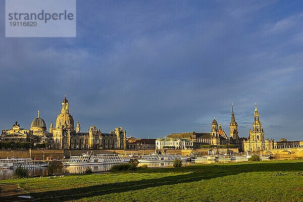 Altstadtsilhouette Dresdens an der Elbe im Morgenlicht