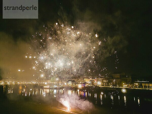 Weltrekordversuch am 26. November. Punkt 19.30 Uhr wurde am Elbufer die größte pyrotechnische Einzelbatterie gezündet  mit 2200 Einzel-Böllern!