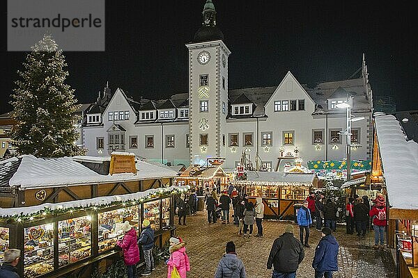 Der Freiberger Weihnachtsmarkt auf dem Obermarkt vor dem Rathaus