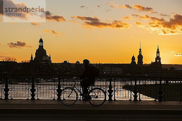 Radfahrer vor Dresdner Silhouette am Abend