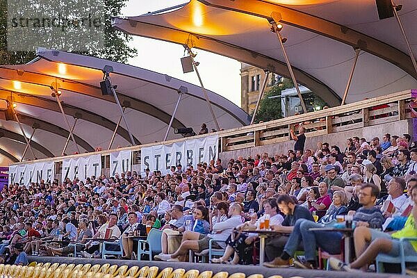 Die Filmnächte am Elbufer sind Deutschlands größtes Freilichtkino-Festival. Sie finden seit 1991 alljährlich im Sommer am Neustädter Elbufer in Dresden statt und zogen in den letzten Jahren jeweils über 200.000 Zuschauer an. 2021 starten die Filmnächte mit der Radeberger Fimnacht und 60 Years of Bond: Keine Zeit zu sterben