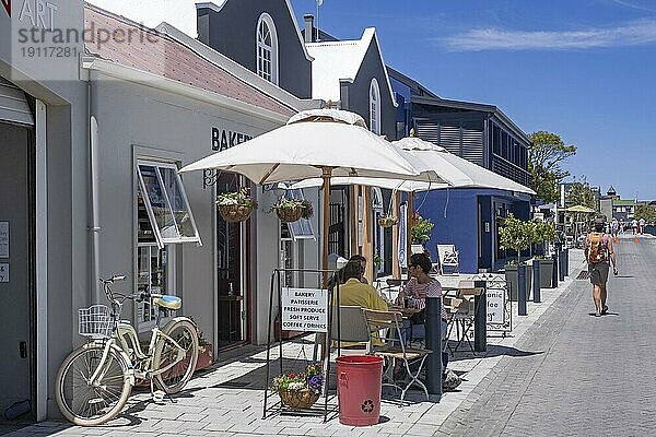 Westliche Touristen in einer Bäckerei in der Hauptstraße der Stadt Hermanus  Overstrand  Overberg  Westkapprovinz Südafrika