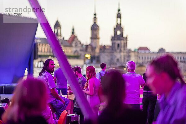 Die Filmnächte am Elbufer sind Deutschlands größtes Freilichtkino-Festival. Sie finden seit 1991 alljährlich im Sommer am Neustädter Elbufer in Dresden statt und zogen in den letzten Jahren jeweils über 200.000 Zuschauer an. 2021 starten die Filmnächte mit der Radeberger Fimnacht und 60 Years of Bond: Keine Zeit zu sterben