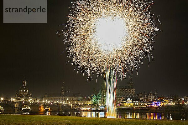 Weltrekordversuch am 26. November. Punkt 19.30 Uhr wurde am Elbufer die größte pyrotechnische Einzelbatterie gezündet  mit 2200 Einzel-Böllern!