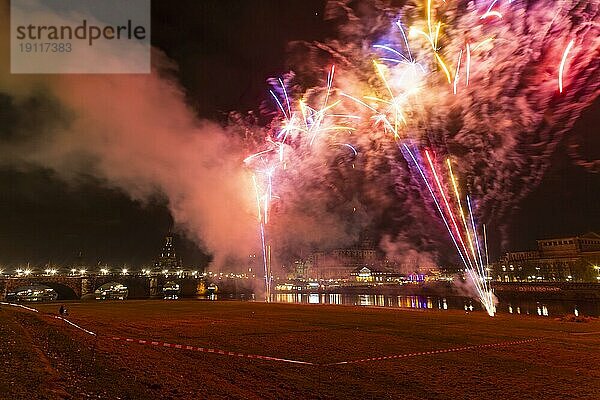 Weltrekordversuch am 26. November. Punkt 19.30 Uhr wurde am Elbufer die größte pyrotechnische Einzelbatterie gezündet  mit 2200 Einzel-Böllern!