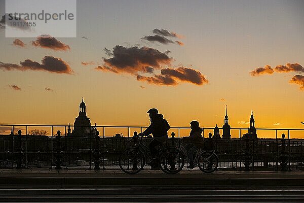 Radfahrer vor Dresdner Silhouette am Abend