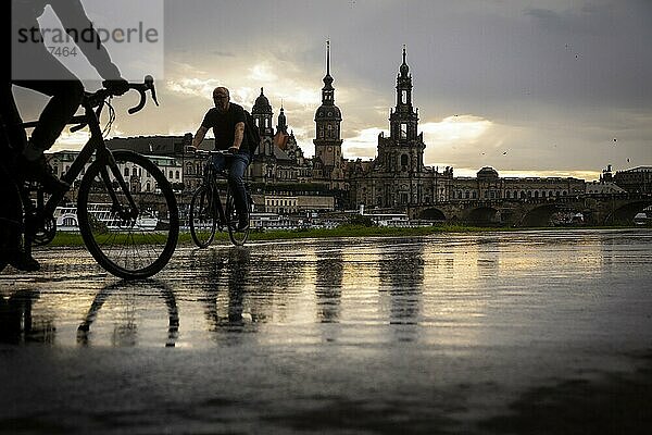 Elberadweg im Regen vor der Silhouette der Altstadt