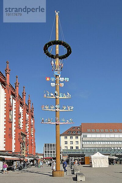 Maibaum mit Kranz auf dem Marktplatz  Würzburg  Unterfranken  Franken  Bayern  Deutschland  Europa