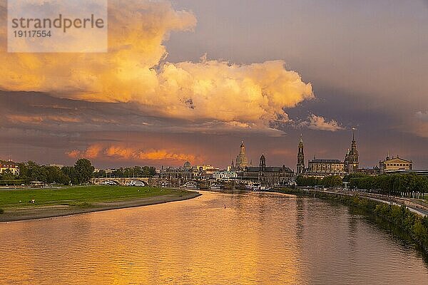 Altstadtsilhouette Dresdens an der Elbe mit Unwetterwolken